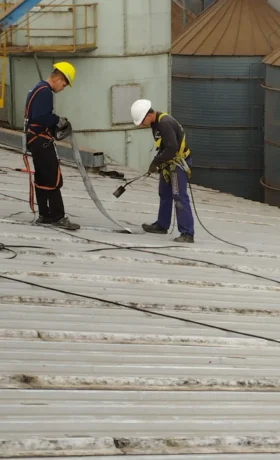 Dos hombres trabajando en un techo