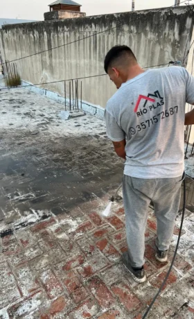 Hombre Limpiando el techo con hidrolabadora